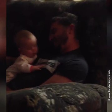 Il caresse le ventre de son papa pour recevoir des câlins