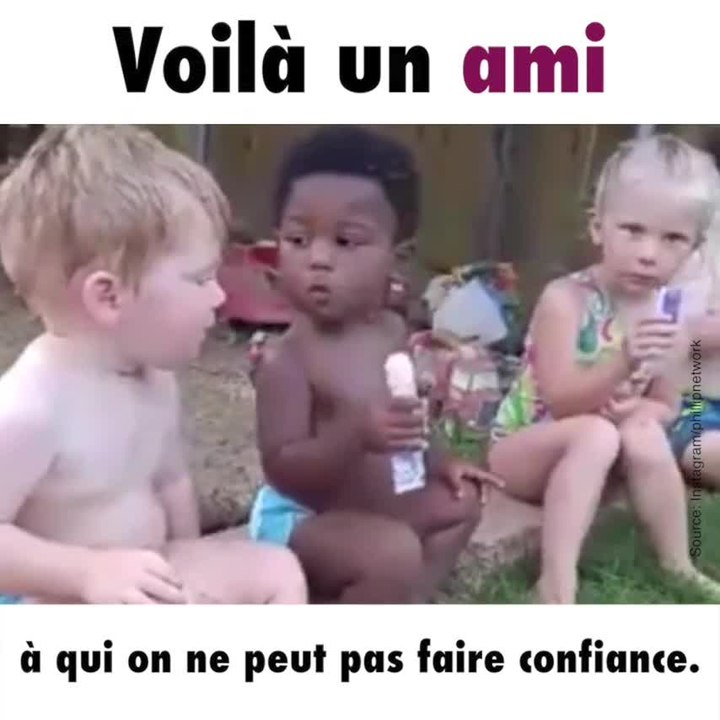 Il fait croire à son ami qu'il partage sa glace... mais non !