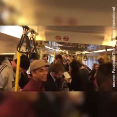 Il fait chanter à la trame entière du métro "Over the rainbow"