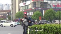 Un homme simule un kidnapping en Chine, voici la réaction des passants