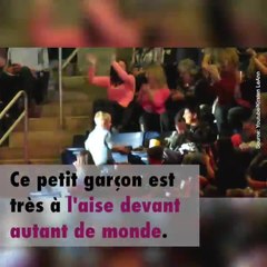 Un petit garçon danse lors d'un concert et devient la star du show