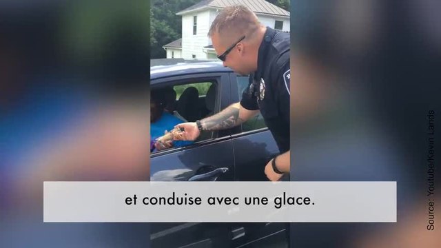 Des policiers offrent des glaces aux automobilistes