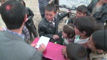 Un professeur afghan offre des livres aux enfants déscolarisés