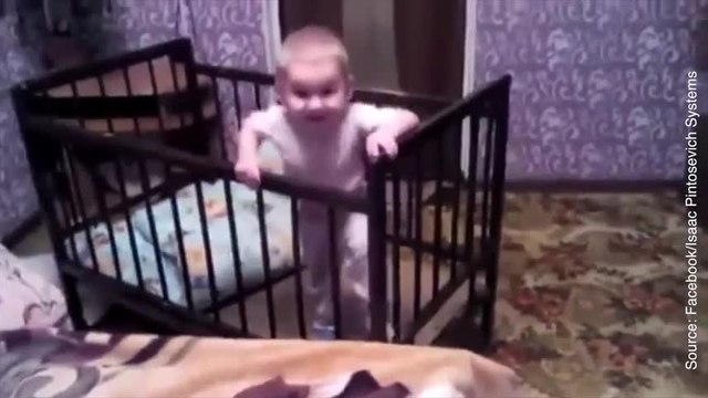 Un bébé s'échappe de son lit pour rejoindre celui de ses parents