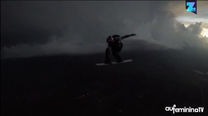 Avec son surf, il saute en parachute en pleine tempête