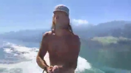 Il fait du wakesurf derrière son propre bateau