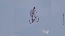 Un homme cerf-volant sur un vélo