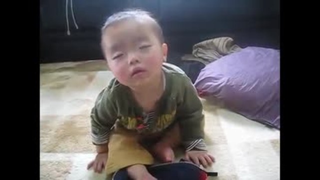 Cet enfant lutte contre le sommeil