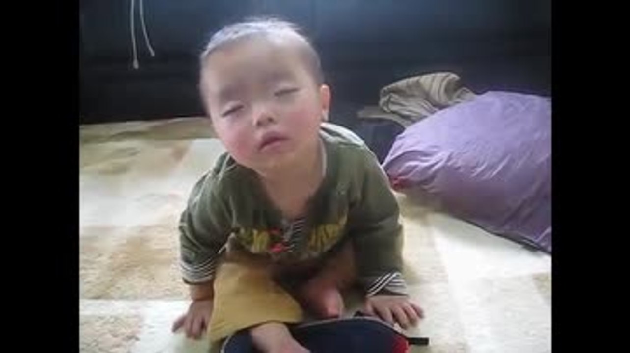 Cet enfant lutte contre le sommeil