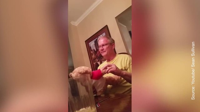 Surprise ! Cet homme vient d’apprendre qu’il allait être grand-père !