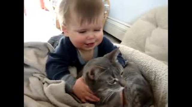 Ce bébé adore câliner son chat