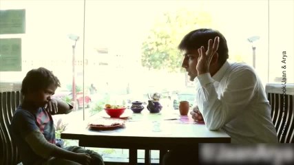 un homme dans un restaurant nourrit un enfant pauvre