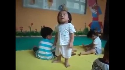 Ce bébé s’endort debout