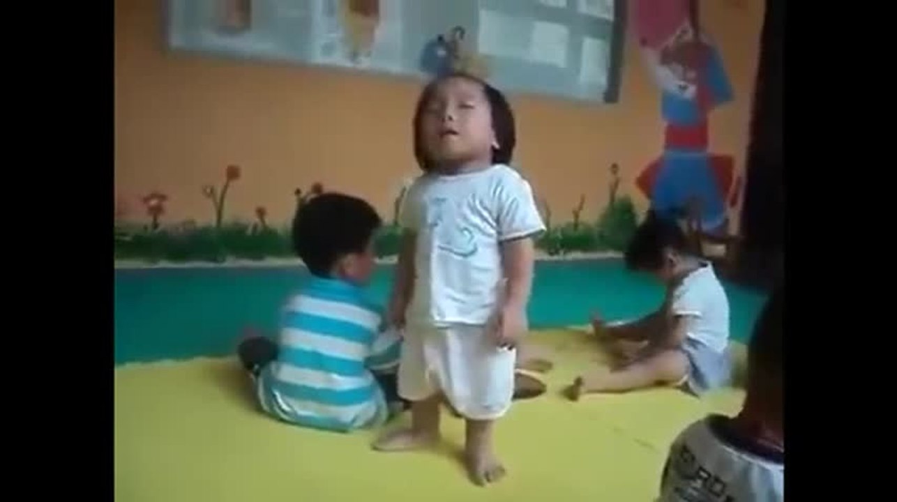 Ce bébé s’endort debout