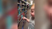 Ce petit garçon va au magasin de jouets pour la première fois