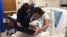 Ces parents découvrent le prénom de leur fils le jour de sa naissance