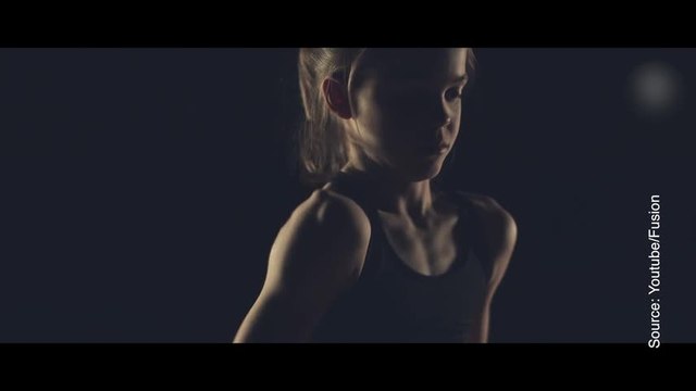 Cette petite fille a appris à danser grâce à des vidéos en ligne