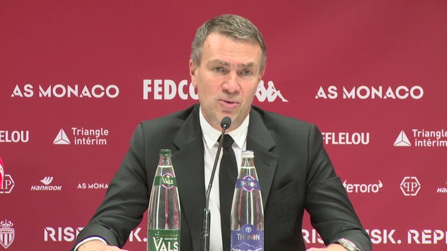 Oleg Petrov tape du poing sur la table pour les joueurs sélectionnés pour les JO