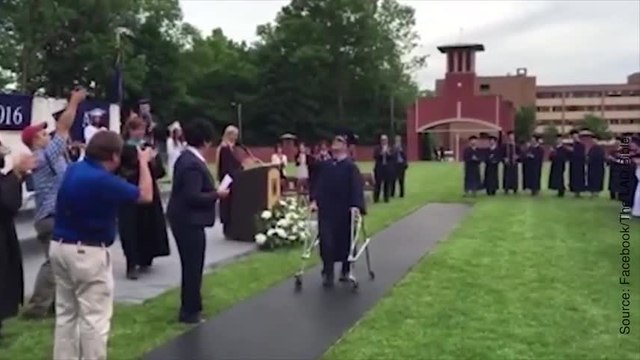 Il se lève de son fauteuil roulant pour recevoir son diplôme (Vidéo)