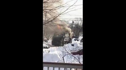 Un camion explose en pleine rue