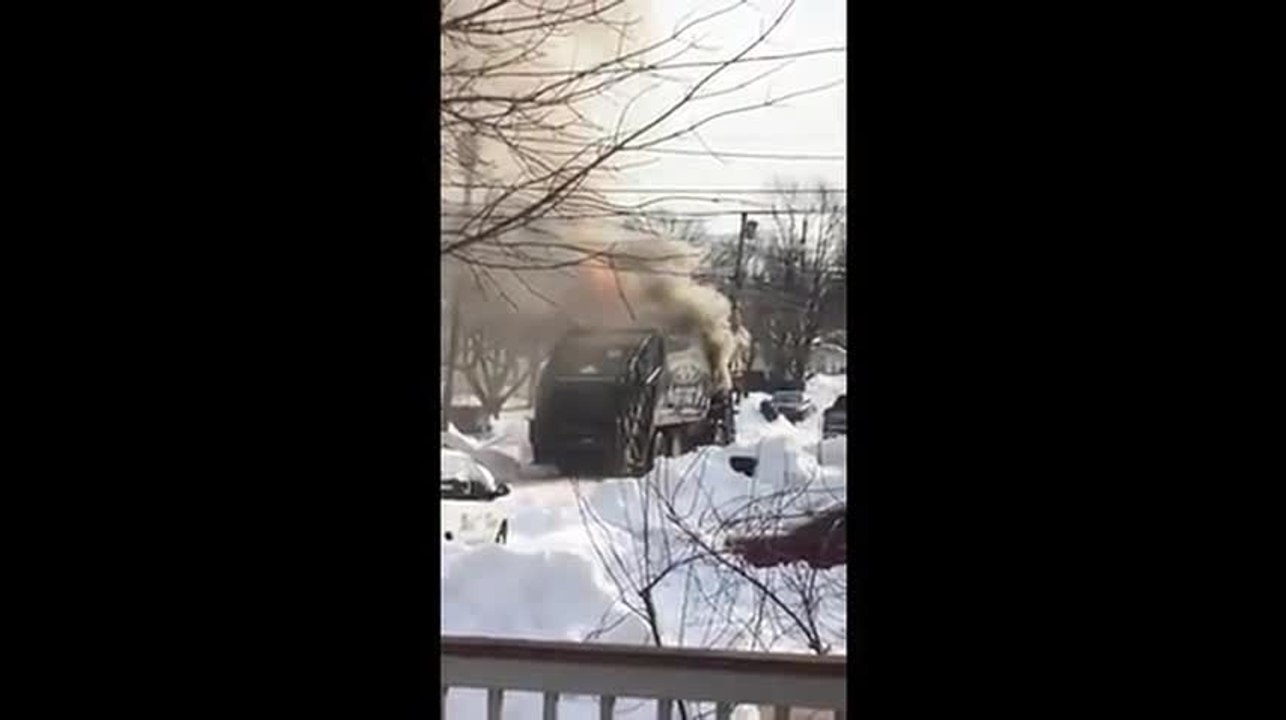 Un camion explose en pleine rue