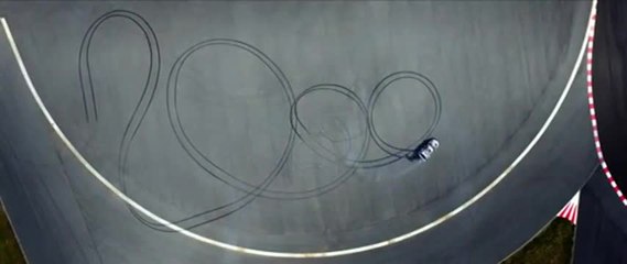 Un pilote dessine avec sa voiture