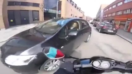 Un homme à scooter s’énerve