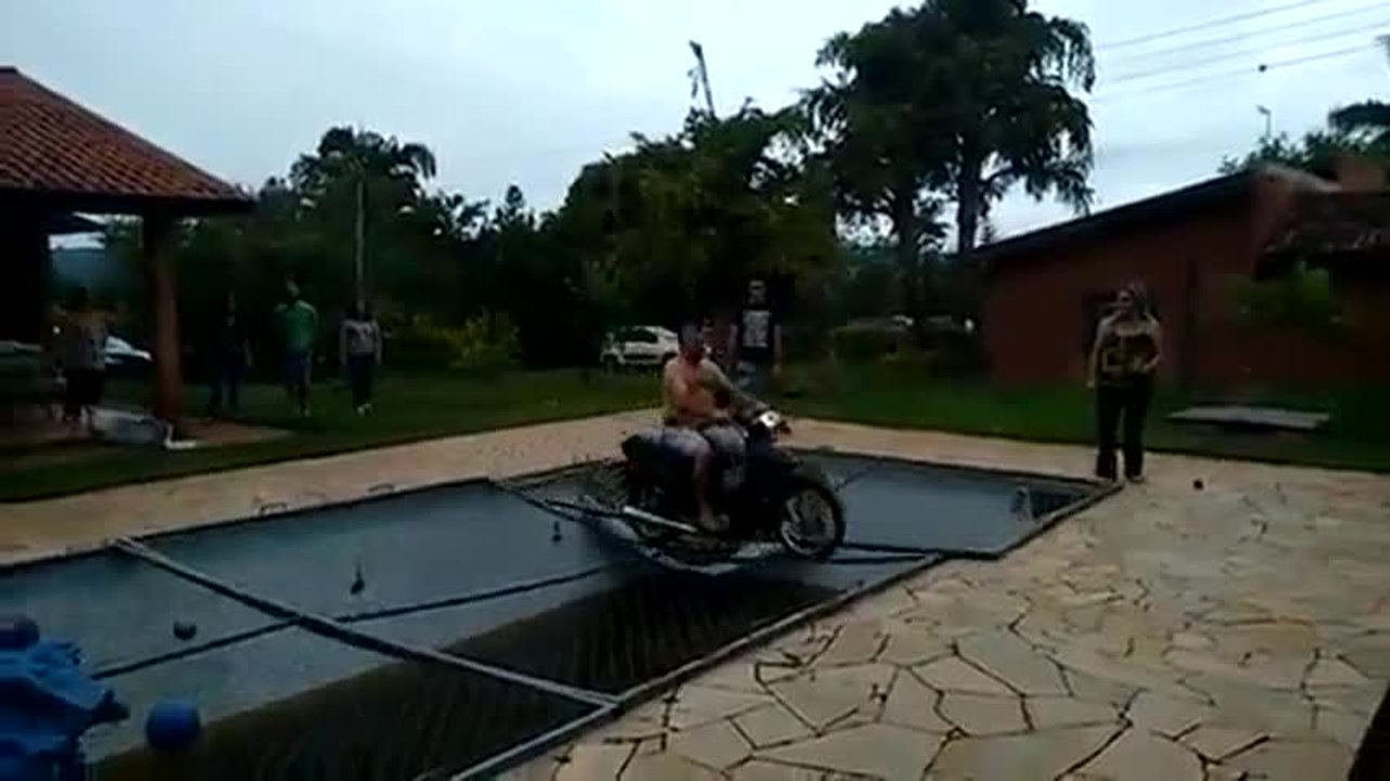Ce motard tombe dans une piscine