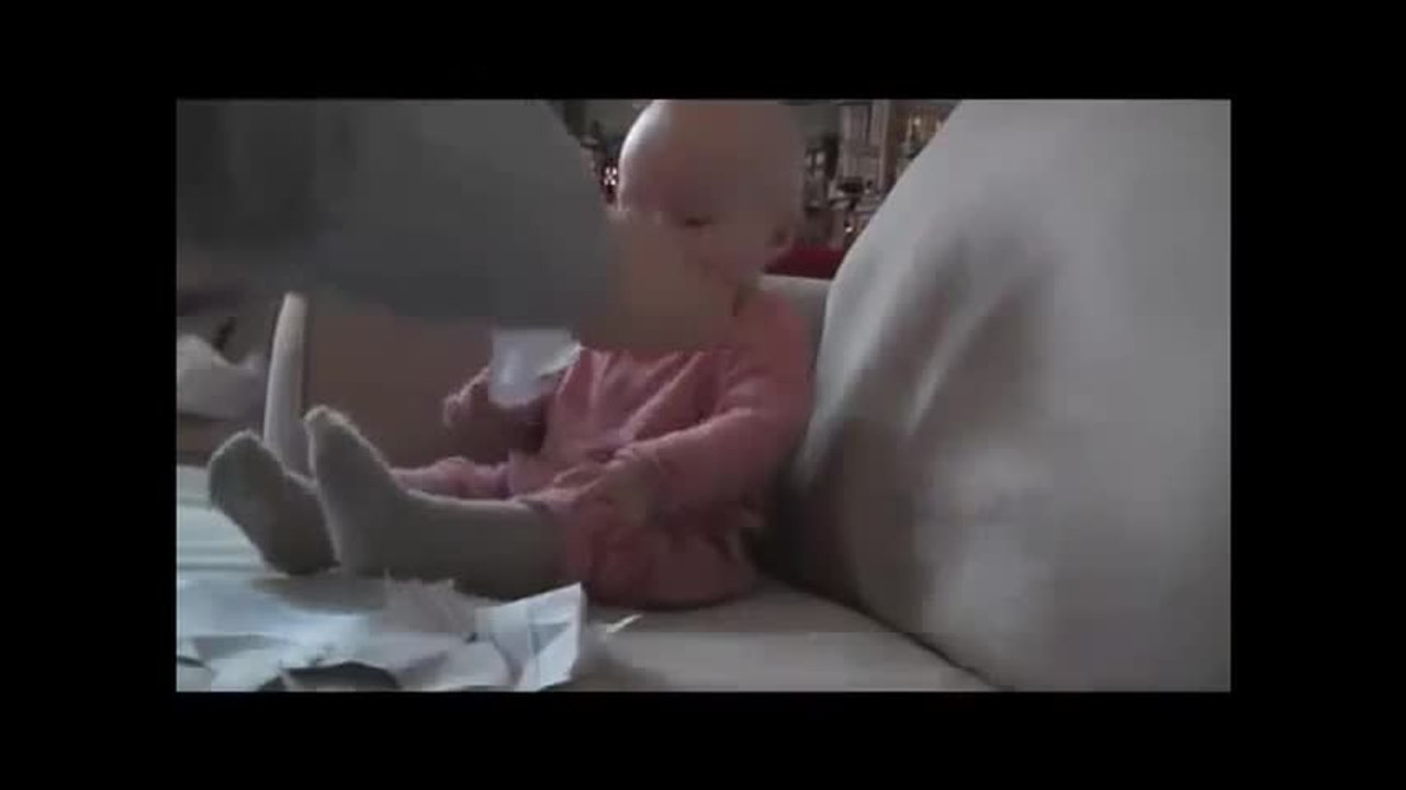 Fou rire entre un bébé et son papa