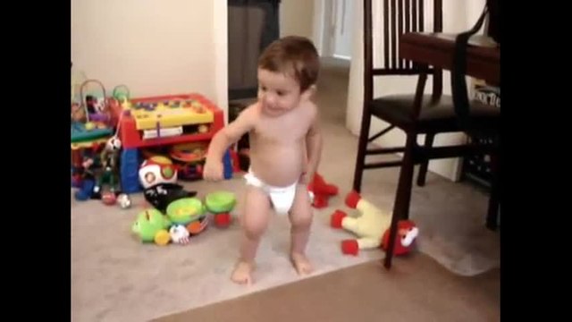 Ce bébé adore danser sur de la musique orientale.