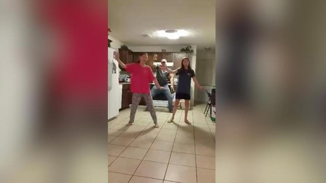 FR_Diese Mädels nehmen ein Tanzvideo auf - doch ahnen nicht, was ihr Vater im Hintergrund treibt