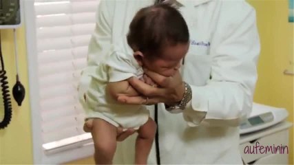 Ce pédiatre dévoile une méthode infaillible pour calmer votre bébé
