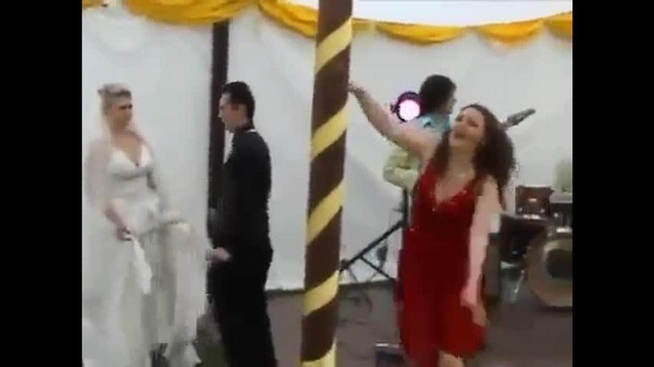 Ivre, elle ruine un mariage.