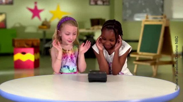 Des enfants découvrent pour la première fois des objets du XXe siècle