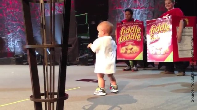 Ce petit garçon a piqué la vedette à son père lors de son concert !
