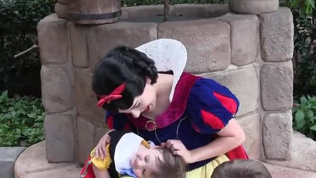 Ce petit garçon autiste tombe sous le charme de Blanche-Neige