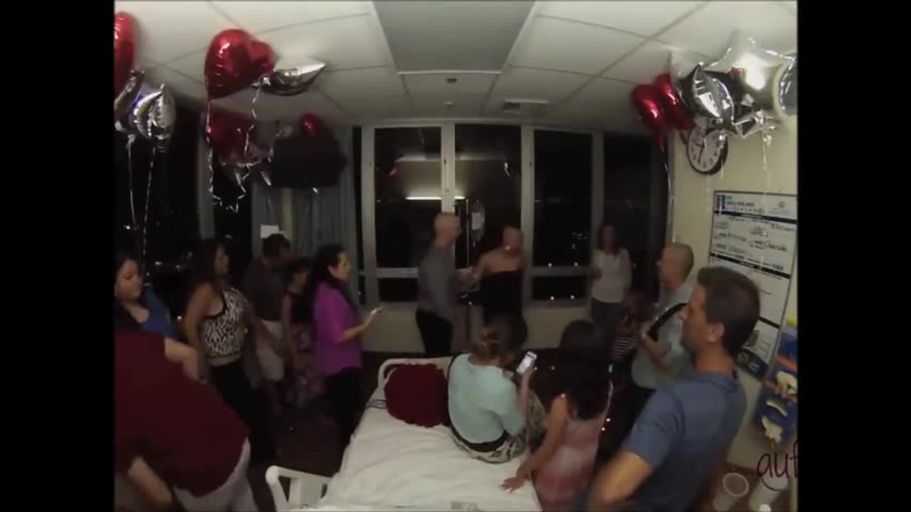 Il demande sa petite-amie en mariage après sa dernière séance de chimiothérapie