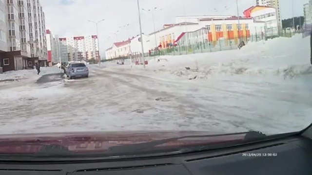 Des passants luttent contre le vent