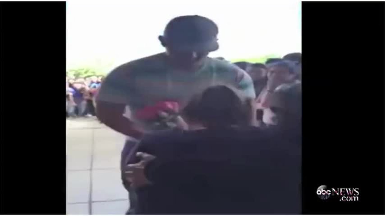 Cette ado malade n'aurait jamais pensé que le beau gosse du lycée l'inviterait au bal