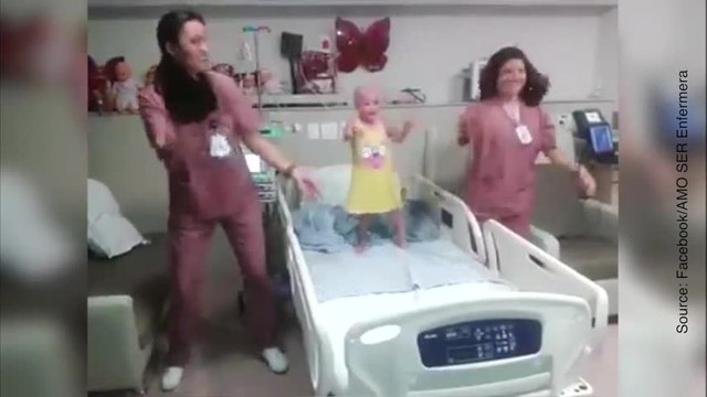 Même malade, cette petite fille a la pêche !