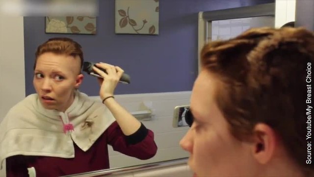 Atteinte d’un cancer, elle se rase la tête devant sa caméra