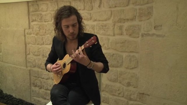 Julien Doré en acoustique : Femme Like U au ukulélé