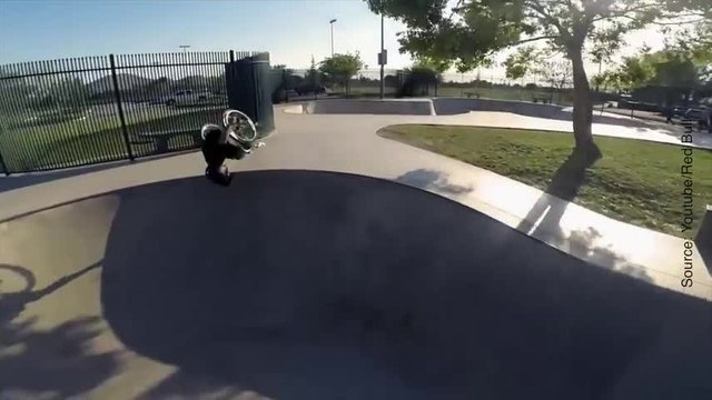 En fauteuil roulant, Aaron continue de faire des acrobaties