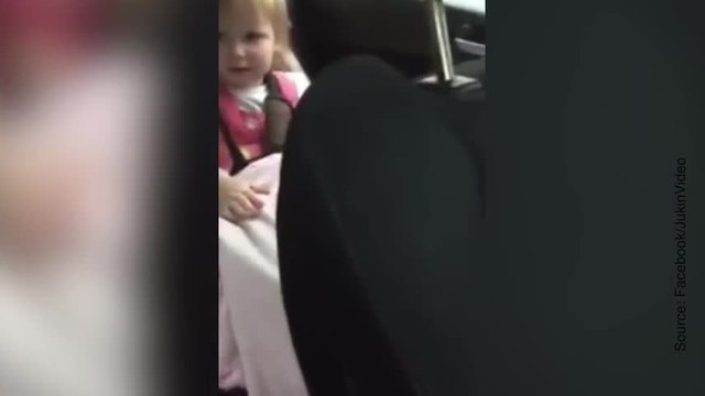 Cette petite fille confond le mot camion avec un gros mot…