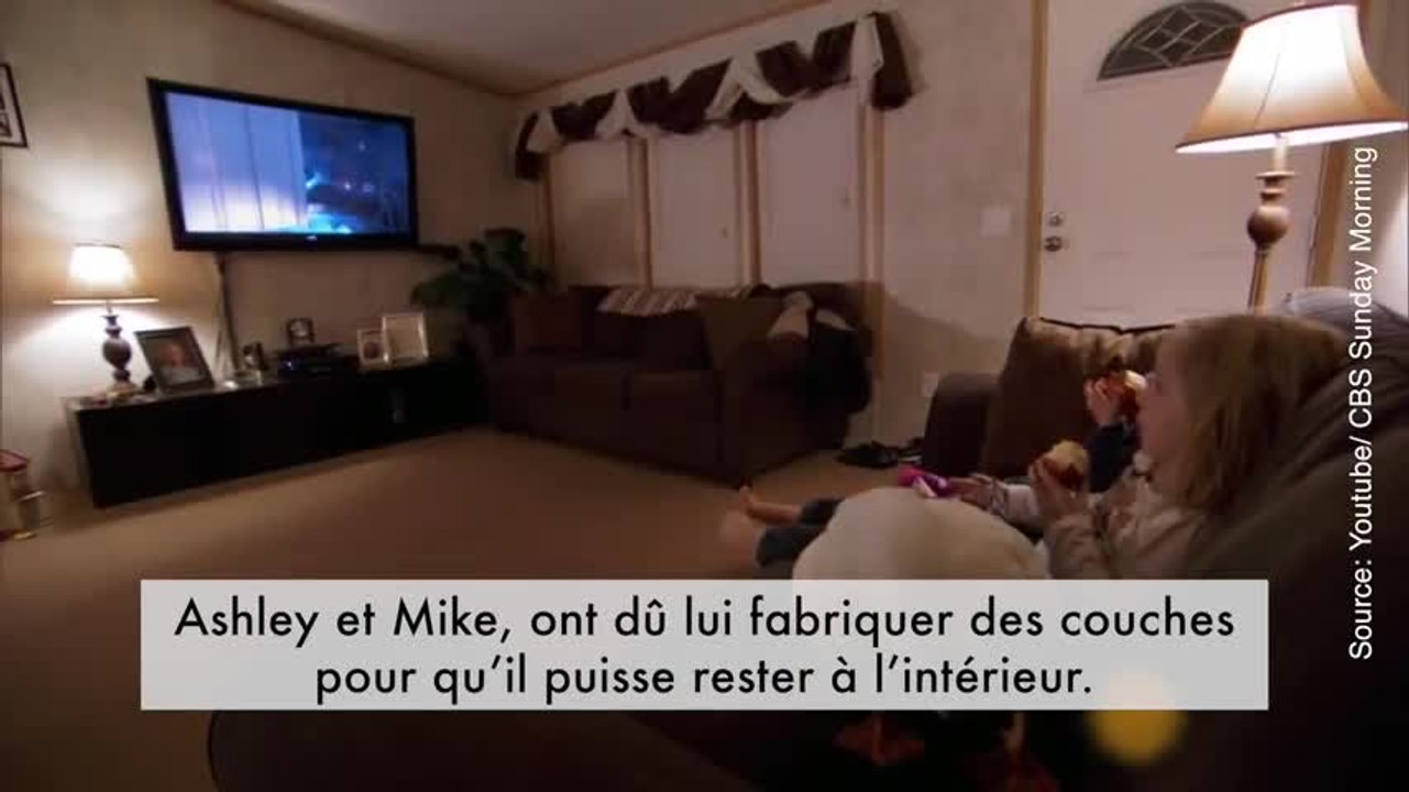 Cette petite fille est une vraie maman avec son canard !