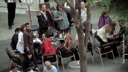 Il était seul à jouer de la musique quand soudain...