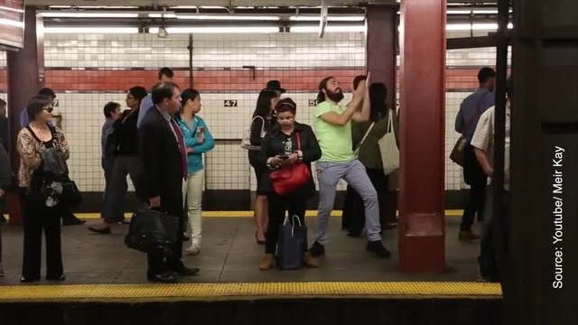 Ce que ce type fait dans le dos des passants est hilarant !