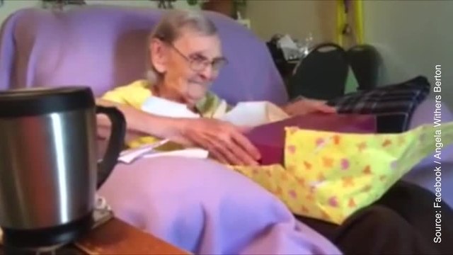 Cette vieille dame pleure de joie quand elle ouvre son cadeau