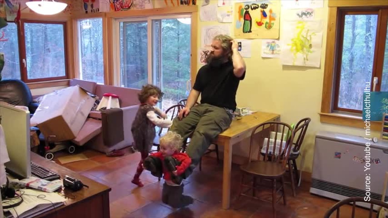 Pas besoin d'haltères, ce papa a des enfants !