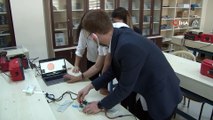 Üniversite öğrencileri Covid-19 hastaları için akıllı bileklik üretti